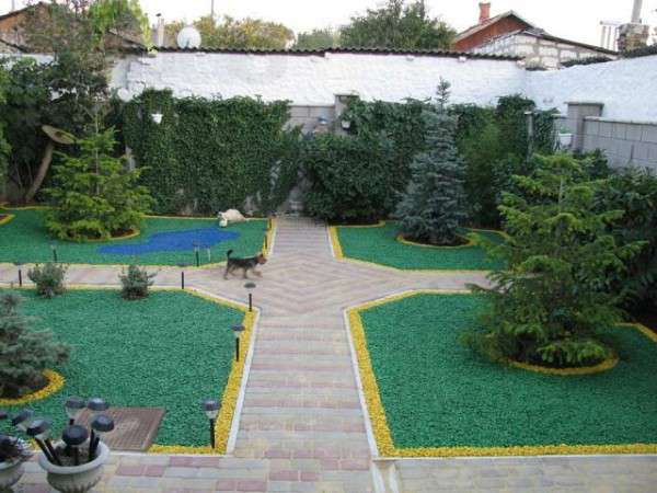 Цветной щебень активно используется в ландшафтном дизайне и он не содержит токсинов