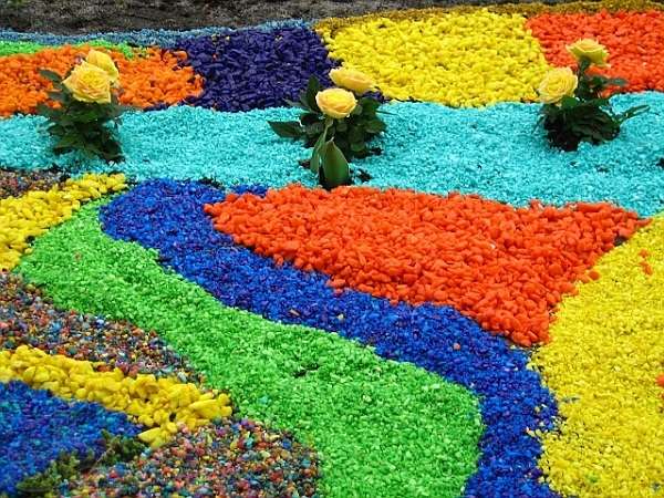 Красивое сочетание цветного щебня в ландшафте