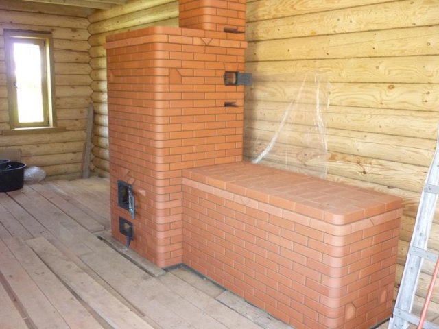 Печка с внешней отделкой облицовочным кирпичем в доме Печка с внешней отделкой облицовочным кирпичем в доме