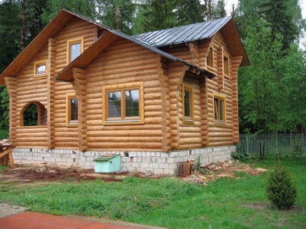 Красивый загородный коттедж из бруса по современной технологии