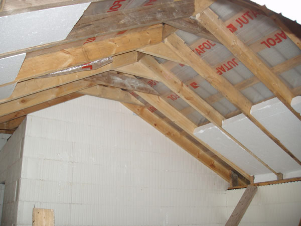 Утепление крыши изнутри с помощью пенопласта Утепление крыши изнутри с помощью пенопласта