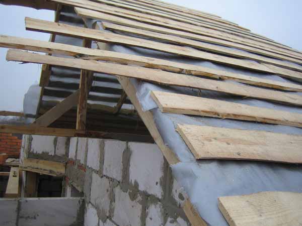 Закрепляем доску для крыши в частном доме Закрепляем доску для крыши в частном доме