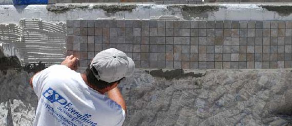 Простые шаги по укладке стеклянной плитки в бассейне