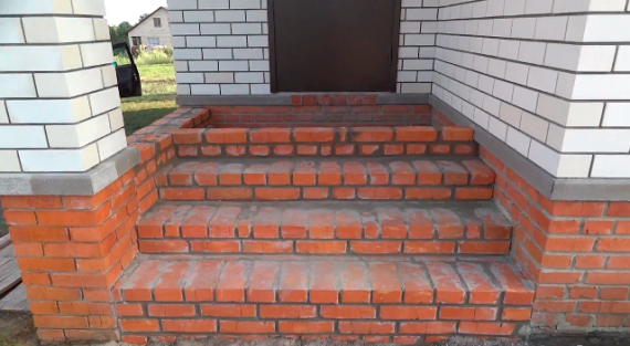 Как сделать крыльцо из кирпича своими руками?