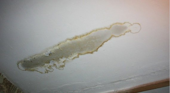 Как убрать желтое пятно на потолке?