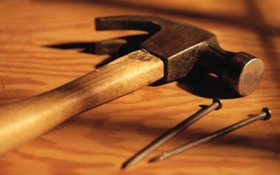 Как вытащить прибитый гвоздь?