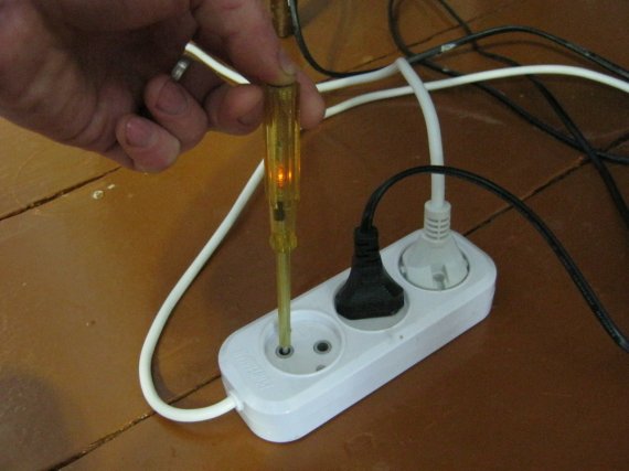  Как определить фазу и ноль индикаторной отверткой?