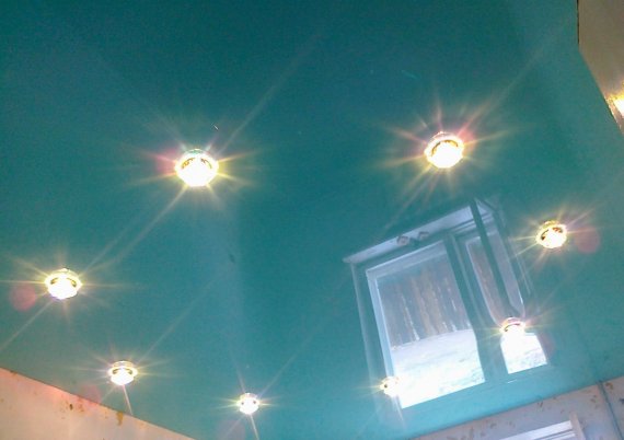 Как расположить точечные светильники на натяжном потолке?