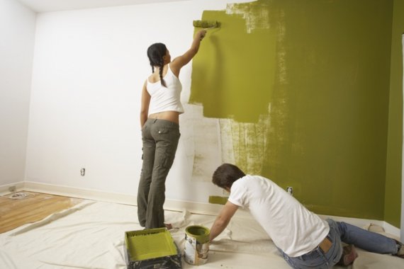  Как покрасить стены и потолок валиком?