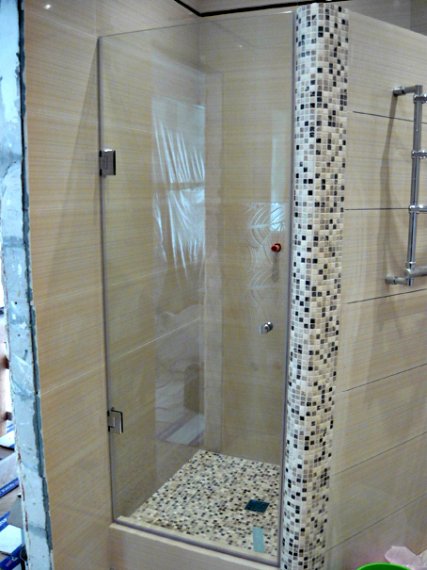 Из каких материалов изготавливают душевые двери?