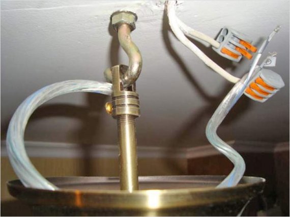 Как повесить люстру на крюк?