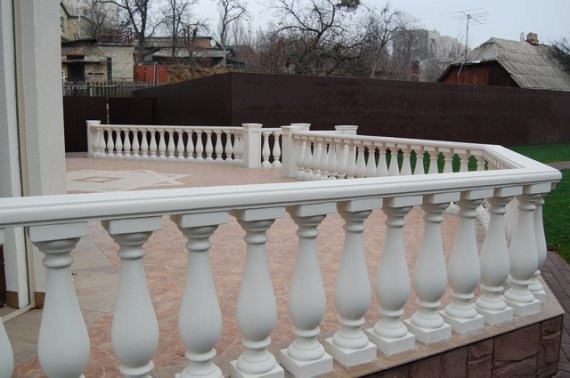 Что из себя представляют балясины из бетона?