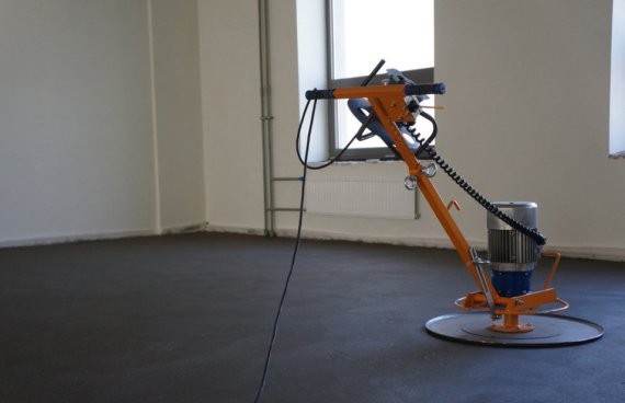 Преимущества заливки пола машинным способом