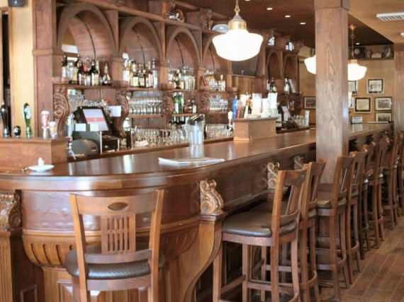 Из каких материалов изготавливают мебель для баров и ресторанов?