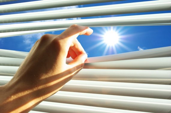 Каким образом можно защитить свою квартиру от попадания солнечных лучей?