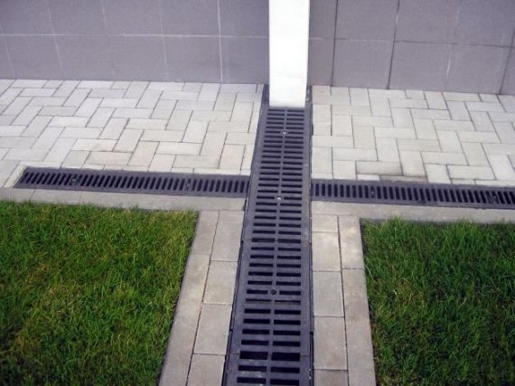 Пластиковые водоотводные лотки и их особенности Пластиковые водоотводные лотки и их особенности