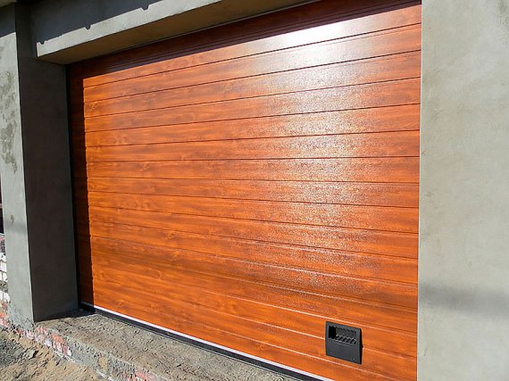 Преимущества секционных ворот