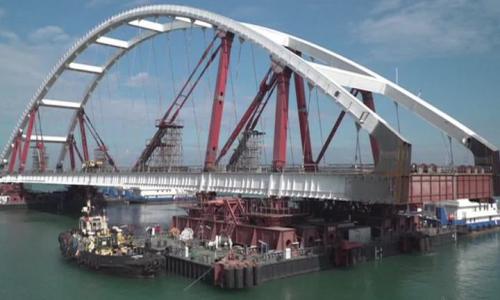 Крымский мост: вторую арку начали поднимать на опоры