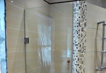 Из каких материалов изготавливают душевые двери?