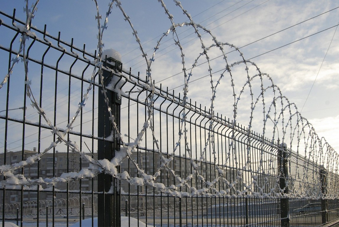 Область применения колючей проволоки