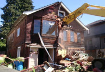 Этапы демонтажа деревянного дома