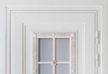 Преимущества входных дверей со стеклом и ковкой