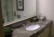 Как Вам придется по вкусу идея акриловой столешницы в ванную комнату?