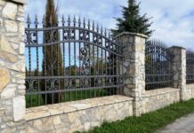 Кованый забор — лучший вариант ограды для загородного дома