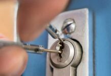 Как открыть дверной замок без ключа?