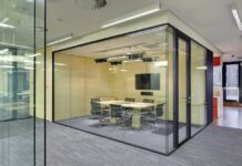 Чем хороши стеклянные офисные перегородки?