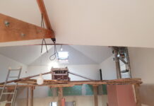 Натяжной потолок в загородном доме: разнообразие вариантов