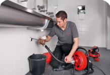 Как производится прочистка канализации в квартире ?