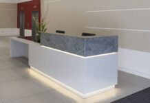 Ресепшн из искусственного камня для администратора: плюсы и достоинства