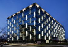 Что представляет собой фасад здания