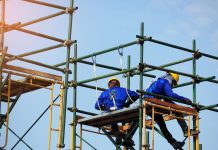 Как безопасно работать на высоте со строительными лесами?