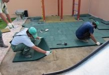 Как укладывать резиновую плитку на землю?