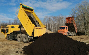 Торф с доставкой: незаменимый помощник для вашего сада