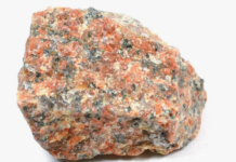 Натуральный гранит: природная прочность и солнечность в одном материале.